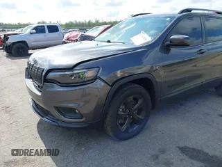 2021 Jeep Cherokee Latitude Plus z VIN 1C4PJMLB6MD117029, wystawiony jako IAAI lot #42167039 z przebiegiem 68 717 mil mil oraz . Historia ofert i sprzedaży dostępna na DreamBid. Obrazek 6.