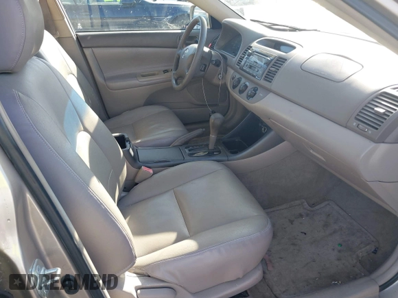 2002 Toyota Camry XLE z VIN 4T1BF32KX2U034414, wystawiony jako IAAI lot #42281225 z przebiegiem 141 434 mil mil oraz . Historia ofert i sprzedaży dostępna na DreamBid. Obrazek 5.