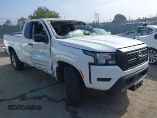 2024 Nissan Frontier S z VIN 1N6ED1CL3RN643820, wystawiony jako IAAI lot #42638763 z przebiegiem 27 033 mil mil oraz . Historia ofert i sprzedaży dostępna na DreamBid. Obrazek 1.