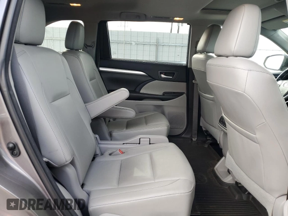 2018 Toyota Highlander SE with VIN 5TDJZRFH8JS538021, listed as a Copart auction lot 63496775 with 43,586 mi miles and Salvage title. Bid and sale history available at DreamBid. Image 11.
