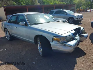 1999 Ford Crown Victoria LX z VIN 2FAFP74W8XX121440, wystawiony jako IAAI lot #42031721 z przebiegiem 164 771 mil mil oraz . Historia ofert i sprzedaży dostępna na DreamBid. Obrazek 1.