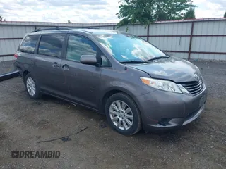 2012 Toyota Sienna LE z VIN 5TDJK3DC3CS037713, wystawiony jako IAAI lot #42703815 z przebiegiem 208 000 mil mil oraz . Historia ofert i sprzedaży dostępna na DreamBid. Obrazek 1.
