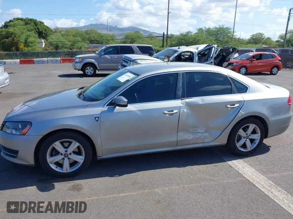 2014 Volkswagen Passat Wolfsburg Edition z VIN 1VWAT7A39EC055174, wystawiony jako IAAI lot #42433368 z przebiegiem 81 321 mil mil oraz . Historia ofert i sprzedaży dostępna na DreamBid. Obrazek 6.