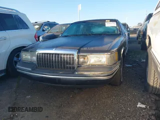 1994 Lincoln Town Car Signature z VIN 1LNLM82W9RY699141, wystawiony jako IAAI lot #41933771 z przebiegiem Nie podano mil oraz . Historia ofert i sprzedaży dostępna na DreamBid. Obrazek 2.