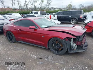 2015 Ford Mustang EcoBoost z VIN 1FA6P8THXF5338562, wystawiony jako IAAI lot #41757342 z przebiegiem 89 808 mil mil oraz . Historia ofert i sprzedaży dostępna na DreamBid. Obrazek 1.