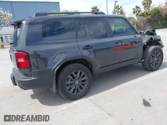 2024 Toyota Land Cruiser z VIN JTEABFAJ0R5007650, wystawiony jako IAAI lot #41981390 z przebiegiem 5 629 mil mil oraz . Historia ofert i sprzedaży dostępna na DreamBid. Obrazek 4.