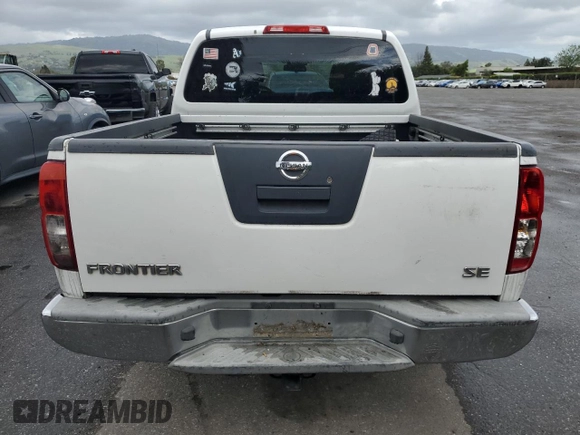 2009 Nissan Frontier SE z VIN 1N6AD07U89C427503, wystawiony jako Copart lot #50999625 z przebiegiem 385 336 mil mil oraz Czysty tytuł • Clean title. Historia ofert i sprzedaży dostępna na DreamBid. Obrazek 6.