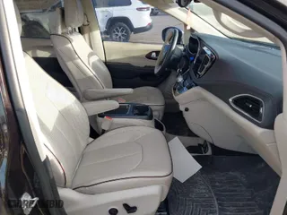 2017 Chrysler Pacifica Limited with VIN 2C4RC1GG7HR643163, listed as a IAAI auction lot 41877690 with 104,841 mi miles. Bid and sale history available at carsss.com. Image 5.