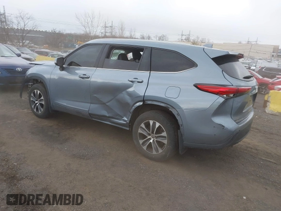 2022 Toyota Highlander XLE with VIN 5TDHZRBH6NS193727, listed as a IAAI auction lot 41841889 with 60,830 mi miles and . Bid and sale history available at DreamBid. Image 3.