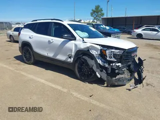 2024 GMC Terrain SLE z VIN 3GKALMEG0RL268673, wystawiony jako IAAI lot #42300719 z przebiegiem 11 955 mil mil oraz . Historia ofert i sprzedaży dostępna na DreamBid. Obrazek 1.