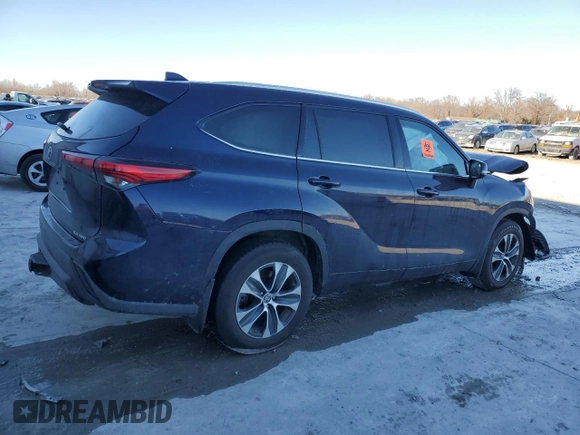 2021 Toyota Highlander XLE with VIN 5TDGZRBH5MS107592, listed as a Copart auction lot 54140165 with 4,957 mi miles and Salvage title. Bid and sale history available at DreamBid. Image 3.