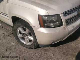 2008 Chevrolet Suburban LTZ with VIN 1GNFC16J28R219015, listed as a IAAI auction lot 41110111 with 1 mi miles. Bid and sale history available at carsss.com. Image 6.