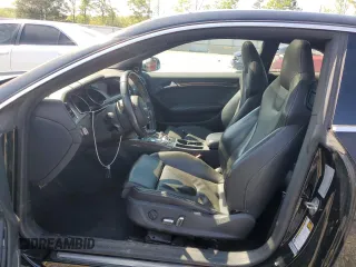 2013 Audi S5 Premium Plus z VIN WAUCGAFR9DA072333, wystawiony jako Copart lot #52489985 z przebiegiem 104 663 mil mil oraz Szkody całkowita. Historia ofert i sprzedaży dostępna na DreamBid. Obrazek 7.