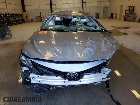 2024 Toyota Camry LE z VIN 4T1C11AK0RU911611, wystawiony jako Copart lot #49088535 z przebiegiem 23 972 mil mil oraz Czysty tytuł • Clean title. Historia ofert i sprzedaży dostępna na DreamBid. Obrazek 5.