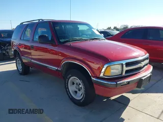 1996 Chevrolet Blazer z VIN 1GNCS13W7T2219261, wystawiony jako IAAI lot #41421754 z przebiegiem 205 320 mil mil oraz . Historia ofert i sprzedaży dostępna na DreamBid. Obrazek 1.