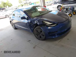 2021 Tesla Model 3 Standard Range Plus z VIN 5YJ3E1EA6MF860949, wystawiony jako IAAI lot #42154763 z przebiegiem 26 408 mil mil oraz . Historia ofert i sprzedaży dostępna na DreamBid. Obrazek 1.