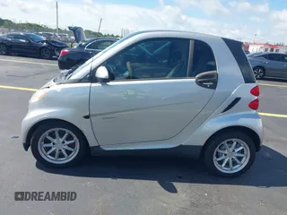 2009 Smart fortwo Pure z VIN WMEEJ31X49K210166, wystawiony jako IAAI lot #42251960 z przebiegiem 104 788 mil mil oraz . Historia ofert i sprzedaży dostępna na DreamBid. Obrazek 15.