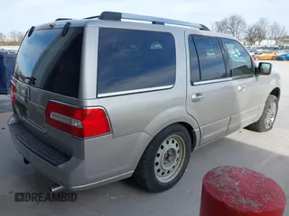2007 Lincoln Navigator z VIN 5LMFU28537LJ23464, wystawiony jako IAAI lot #41860443 z przebiegiem 309 788 mil mil oraz . Historia ofert i sprzedaży dostępna na DreamBid. Obrazek 4.