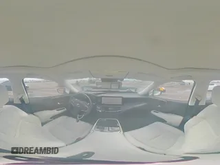 2023 Lexus LS 500 z VIN JTHD51FF4P5018212, wystawiony jako Copart lot #38629154 z przebiegiem 6 546 mil mil oraz . Historia ofert i sprzedaży dostępna na DreamBid. Obrazek 13.