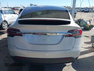 2016 Tesla Model X 70D z VIN 5YJXCBE25GF021322, wystawiony jako IAAI lot #41866368 z przebiegiem 95 072 mil mil oraz . Historia ofert i sprzedaży dostępna na DreamBid. Obrazek 16.