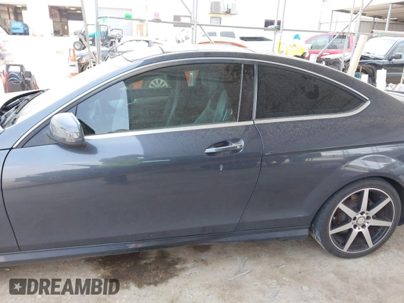2015 Mercedes-Benz C 250 z VIN WDDGJ4HBXFG390555, wystawiony jako IAAI lot #42288436 z przebiegiem 93 665 mil mil oraz . Historia ofert i sprzedaży dostępna na DreamBid. Obrazek 15.