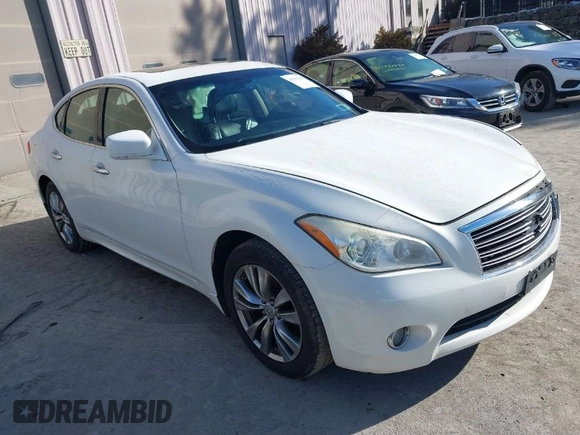 2013 Infiniti M z VIN JN1BY1AR6DM602021, wystawiony jako IAAI lot #41397484 z przebiegiem 226 584 mil mil oraz . Historia ofert i sprzedaży dostępna na DreamBid. Obrazek 1.