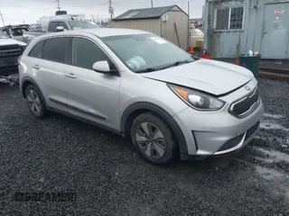 2017 Kia Niro LX with VIN KNDCB3LC7H5055073, listed as a IAAI auction lot 41517938 with 134,586 mi miles. Bid and sale history available at carsss.com. Image 1.