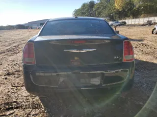 2013 Chrysler 300 S z VIN 2C3CCABG2DH527578, wystawiony jako Copart lot #81095624 z przebiegiem 217 456 mil mil oraz Szkoda całkowita • Salvage title. Historia ofert i sprzedaży dostępna na DreamBid. Obrazek 6.