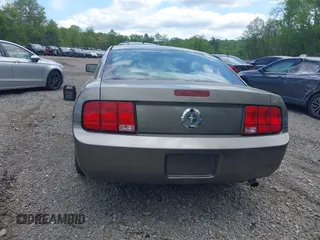2005 Ford Mustang Deluxe z VIN 1ZVFT80N355160005, wystawiony jako IAAI lot #42288228 z przebiegiem 152 140 mil mil oraz . Historia ofert i sprzedaży dostępna na DreamBid. Obrazek 15.