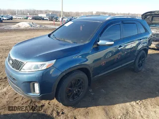 2015 Kia Sorento LX with VIN 5XYKT4A70FG564933, listed as a IAAI auction lot 41791941 with 136,573 mi miles. Bid and sale history available at carsss.com. Image 2.