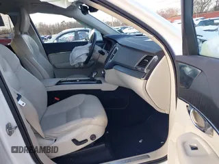 2020 Volvo XC90 Momentum with VIN YV4102PK5L1588674, listed as a IAAI auction lot 41381941 with 26 mi miles. Bid and sale history available at carsss.com. Image 5.
