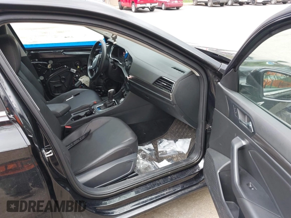2020 Volkswagen Jetta SEL with VIN 3VWE57BU2LM081811, listed as a IAAI auction lot 42134394 with 96,121 mi miles and . Bid and sale history available at DreamBid. Image 5.