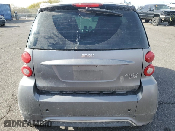 2013 Smart fortwo Passion z VIN WMEEJ9AAXDK673212, wystawiony jako Copart lot #83063024 z przebiegiem 13 000 mil mil oraz Szkody całkowita. Historia ofert i sprzedaży dostępna na DreamBid. Obrazek 6.