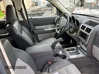 2007 Dodge Nitro SLT z VIN 1D8GU58K77W690568, wystawiony jako Copart lot #61766405 z przebiegiem 177 426 mil mil oraz Czysty tytuł • Clean title. Historia ofert i sprzedaży dostępna na DreamBid. Obrazek 5.