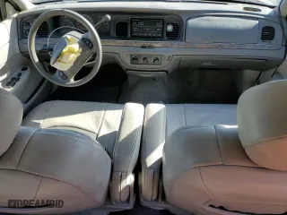 2000 Ford Crown Victoria with VIN 2FAFP73W8YX116581, listed as a Copart auction lot 42426805 with 122,218 mi miles and Salvage Title. Bid and sale history available at carsss.com. Image 8.