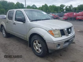 2006 Nissan Frontier SE z VIN 1N6AD07W66C451179, wystawiony jako IAAI lot #42320667 z przebiegiem 210 610 mil mil oraz . Historia ofert i sprzedaży dostępna na DreamBid. Obrazek 1.