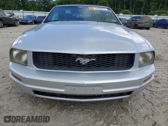 2005 Ford Mustang Deluxe с VIN 1ZVFT84N255187609, выставлен на аукционе Copart как лот 59868975 с пробегом Не указан миль и Чистый • Clean title. История ставок и продаж доступна на DreamBid. Изображение 5.