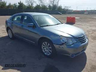 2010 Chrysler Sebring Limited z VIN 1C3CC5FB6AN205695, wystawiony jako IAAI lot #42132771 z przebiegiem 122 597 mil mil oraz . Historia ofert i sprzedaży dostępna na DreamBid. Obrazek 1.
