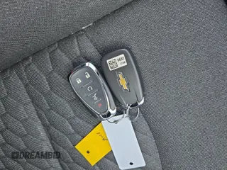 2020 Chevrolet Equinox LT z VIN 2GNAXJEV6L6239808, wystawiony jako IAAI lot #42396785 z przebiegiem 34 395 mil mil oraz . Historia ofert i sprzedaży dostępna na DreamBid. Obrazek 32.