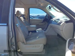 2007 Cadillac Escalade z VIN 1GYFK63877R130222, wystawiony jako IAAI lot #42245310 z przebiegiem 141 638 mil mil oraz . Historia ofert i sprzedaży dostępna na DreamBid. Obrazek 5.