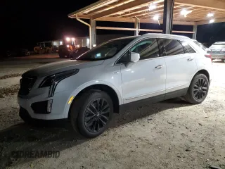2022 Cadillac XT5 FWD Luxury z VIN 1GYKNAR49NZ114338, wystawiony jako Copart lot #45683135 z przebiegiem 48 740 mil mil oraz Szkoda całkowita • Salvage title. Historia ofert i sprzedaży dostępna na DreamBid. Obrazek 1.