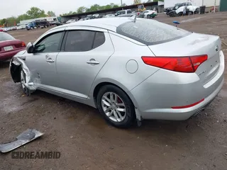 2013 Kia Optima LX z VIN KNAGM4A75D5431221, wystawiony jako IAAI lot #42244970 z przebiegiem 138 157 mil mil oraz . Historia ofert i sprzedaży dostępna na DreamBid. Obrazek 3.