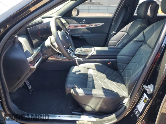 2024 BMW 7 Series 760i xDrive z VIN WBA33EJ05RCS69054, wystawiony jako Copart lot #52484995 z przebiegiem 11 101 mil mil oraz Szkoda całkowita • Salvage title. Historia ofert i sprzedaży dostępna na DreamBid. Obrazek 7.