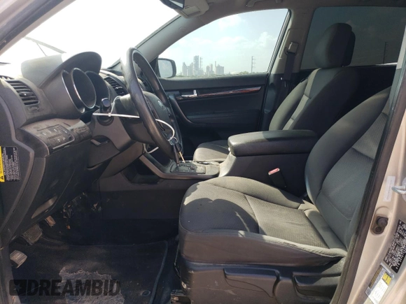 2012 Kia Sorento LX z VIN 5XYKT3A64CG274580, wystawiony jako Copart lot #55513455 z przebiegiem 167 369 mil mil oraz Szkoda całkowita • Salvage title. Historia ofert i sprzedaży dostępna na DreamBid. Obrazek 7.