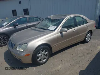 2002 Mercedes-Benz C 230/260/280/320 z VIN WDBRF61J32E005536, wystawiony jako IAAI lot #42527472 z przebiegiem 9 601 mil mil oraz . Historia ofert i sprzedaży dostępna na DreamBid. Obrazek 2.