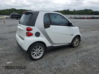 2009 Smart fortwo Pure z VIN WMEEJ31X19K250107, wystawiony jako Copart lot #71576014 z przebiegiem 93 792 mil mil oraz Szkoda całkowita • Salvage title. Historia ofert i sprzedaży dostępna na DreamBid. Obrazek 3.