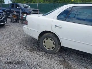 1992 Toyota Camry LE z VIN 4T1SK12E0NU021654, wystawiony jako IAAI lot #42305378 z przebiegiem 305 421 mil mil oraz . Historia ofert i sprzedaży dostępna na DreamBid. Obrazek 6.
