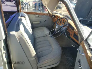 1966 Rolls-Royce Phantom z VIN 5VE47, wystawiony jako Copart lot #81837974 z przebiegiem 82 606 mil mil oraz Tytuł czysty. Historia ofert i sprzedaży dostępna na DreamBid. Obrazek 7.