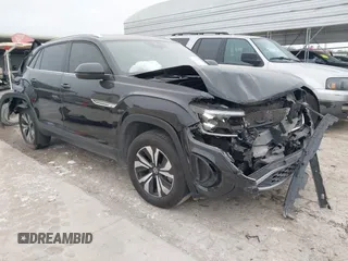 2024 Volkswagen Atlas SE z VIN 1V2DE2CA5RC222501, wystawiony jako IAAI lot #41196597 z przebiegiem 16 439 mil mil oraz . Historia ofert i sprzedaży dostępna na DreamBid. Obrazek 1.