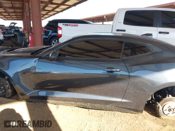 2023 Chevrolet Camaro ZL1 z VIN 1G1FK1R6XP0105522, wystawiony jako IAAI lot #42100363 z przebiegiem 8771 mil mil oraz . Historia ofert i sprzedaży dostępna na DreamBid. Obrazek 14.